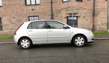 Vendo Toyota Corolla 2004 VVT-I, 5puertas del 2004 con 151.800 kms único dueño. Aire acondicionado, alarma seguros electricos radio, llantas en buen estado, antenimiento al día...