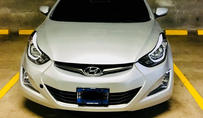 Hyundai Elantra 2015 FULL EXTRAS... Con poco millaje!! Motor 1.6 con tecnología ECO para mayor ahorro de combustible. Full Extras con rines especiales y sunroof. Cámara de retroceso y sistema de sonido tactil. Pintura y tapicería en perfecto estado.