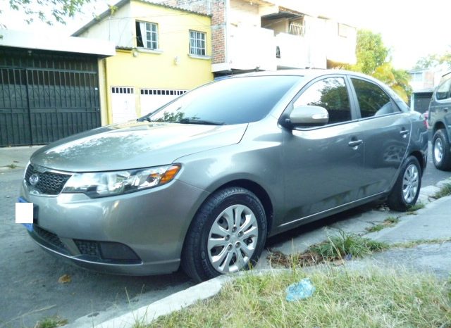 Vendo KIA Forte 2012, Sedan, 4 puertas, Automatico-Secuencial, full extras (vidrios y espejos eléctricos, cierre central), cd player con USB, bluetooth y entrada auxiliar, A/C, polarizado, muy económico, bolsas buenas, $6000 ¡Precio Negociable!, Inf. al correo ó 79502922