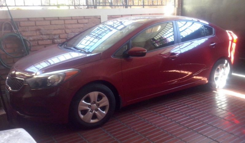 Vendo KIA Forte 2015, Sedan, 4 puertas, Automatico-Secuencial, full extras (vidrios y espejos eléctricos, cierre central), cd player con USB, bluetooth y entrada auxiliar, A/C, motor 1.8L muy económico, bolsas buenas, $8800 ¡Precio Negociable!, Inf. al correo ó 78564889