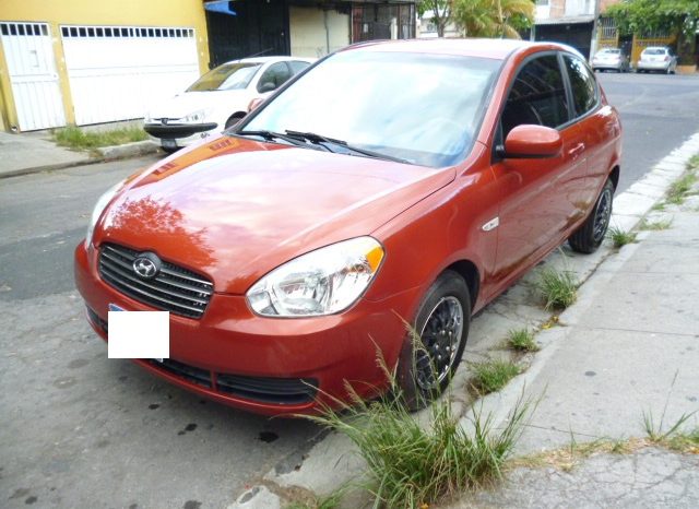 Vendo Hyundai Accent 2010, Hatchback, 2 puertas, Automático, full extras (vidrios y espejos eléctricos, cierre central), cd player con USB y entrada auxiliar, A/C, muy económico, bolsas buenas, $4600 ¡Precio Negociable!, Inf. al correo ó 79502922