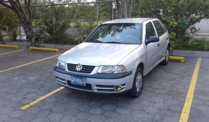 Volkswagen Golf 2003 usado ubicado en San Salvador, El Salvador El Carro es motor 1000 es super económico , solo que tiene detalles de pintura y algunos en el interior como el asiento del conductor esta fijo. Algunos detalles en el tablero. Pero esta trabajando bastante bien. Poco uso, Documentos en regla