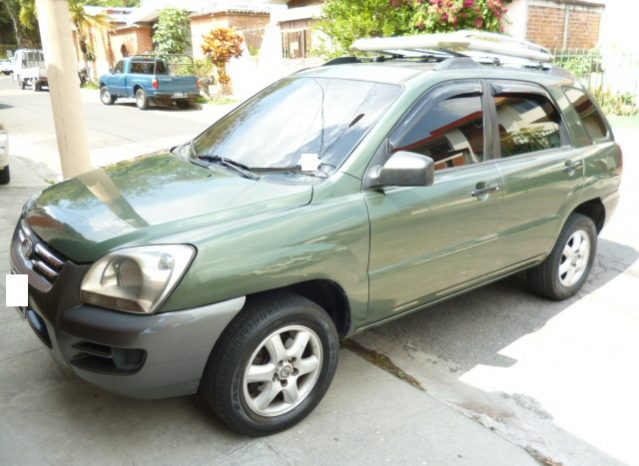 Vendo KIA Sportage 2005, Automática, motor 2.0L, 4 cil., muy económica, full extras (vidrios y espejos eléctricos, cierre central), A/C, cdplayer con usb y entrada auxiliar, rines especiales, polarizada, espaciosa, $5200 ¡Precio Negociable!, inf. 79278982 ó al correo