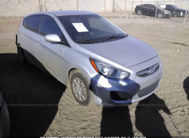 Vendo Hyundai Accent 2012 (a reparar), Vealo YA! en Aduana, Automático, Full Extras (vidrios y espejos eléctricos, cierre central), Motor 1.6L, super económico, bolsas buenas, $4900, Inf. al correo ó 79278982