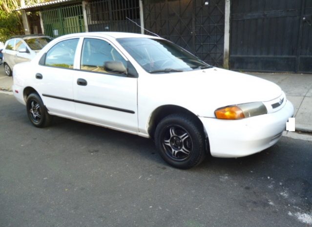 Vendo Mazda Protege 1997, Estandar, Motor 1.5, muy económico, rines especiales, cd player con USB, buenas llantas, $2700 Negociables, Inf. al correo ó al 79278982