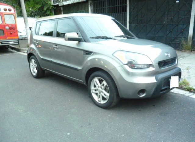 Vendo KIA Soul 2011, Automática, full extras (vidrios y espejos eléctricos, cierre central), CD player con bluetooth, USB y entrada auxiliar, rines, A/C, bolsas buenas, $6000 negociables!, Inf. 79278982 o al correo