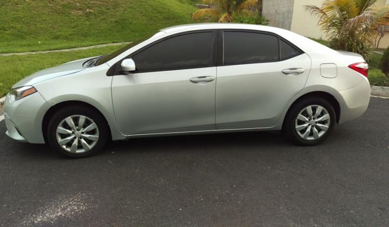 Toyota Corolla 2015  automatico, motor 1.8, 43 mil millas, controles al timón, bluetooth, pantalla de retoceso, Alarma central,