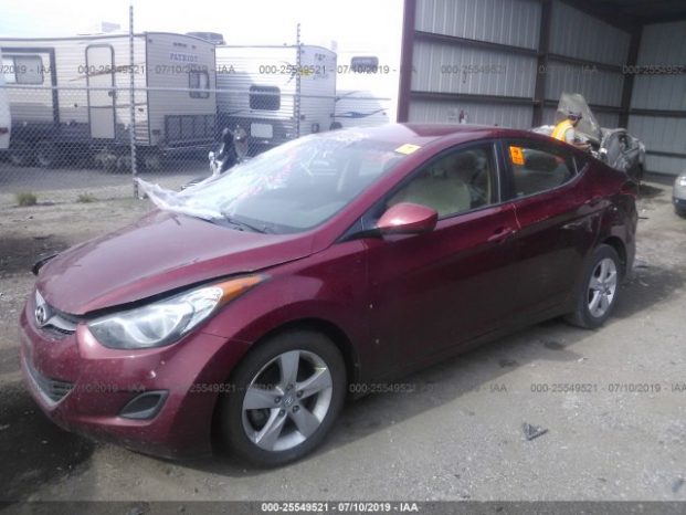 Vendo Hyundai Elantra 2013, (A reparar), Reservelo Ya!, Estara en Aduana en aproximadamente 28 dias, Automático, Full Extras (vidrios y espejos eléctricos), bolsas buenas, rines, $5300 Inf. al correo ó 79278982