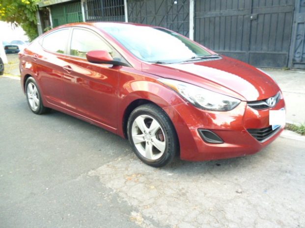 Vendo Hyundai Elantra 2013, Automático, 4 puertas, full extras (vidrios y espejos eléctricos, cierre central), CD player con USB y entrada auxiliar, A/C, muy económico, rines, bolsas buenas, $6900 ¡precio negociable!, Inf. 79278982