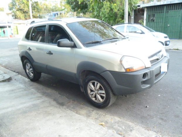 Vendo Hyundai Tucson 2010, de Agencia, Turbo Diesel, 4x4, caja de cambios manual, Full Extras (vidrios y espejos eléctricos, cierre central) rines especial, halogenos, A/C, bolsas de Aire buenas, CD player con USB y entrada auxiliar, $8500 ¡Precio Negociable! Inf. 79278982